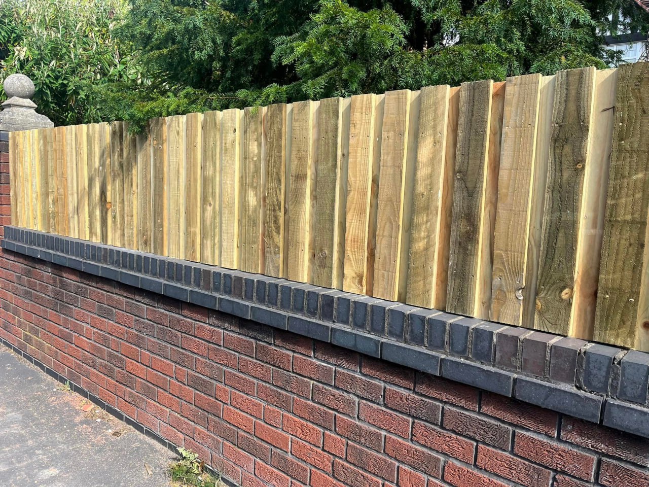 Garden fence with privacy screening